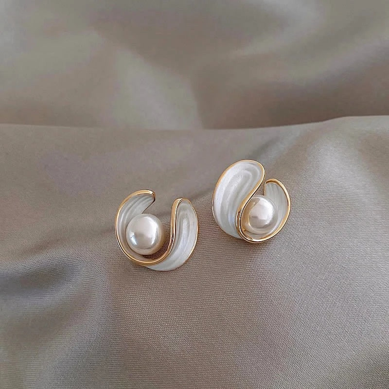 Caravanas Elegantes de Ópalo Blanco con Perla en Oro