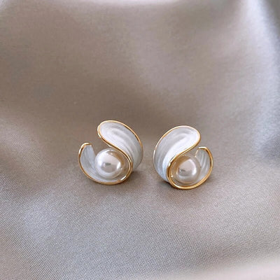 Caravanas Elegantes de Ópalo Blanco con Perla en Oro
