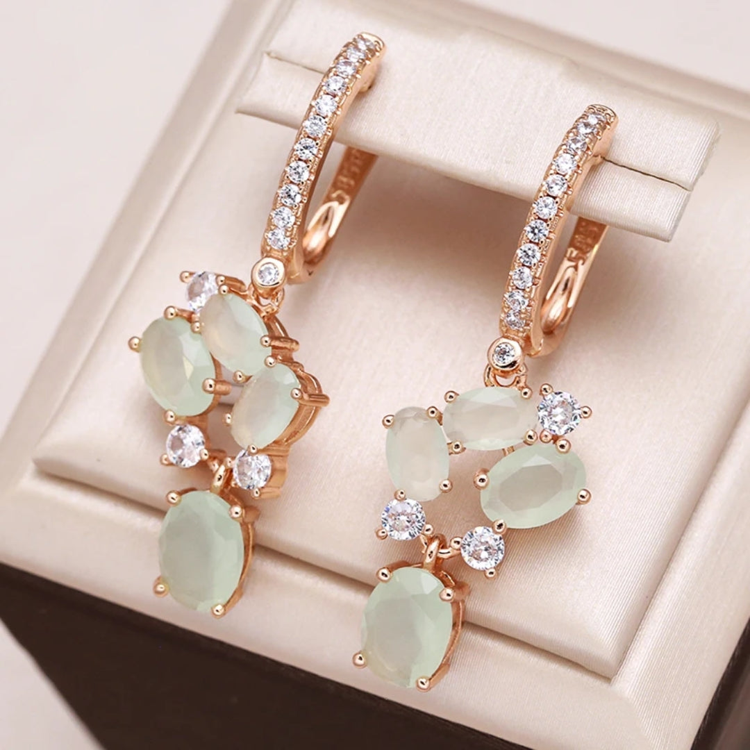 Elegantes Caravanas con Cristales Verdes y Circonitas en Oro