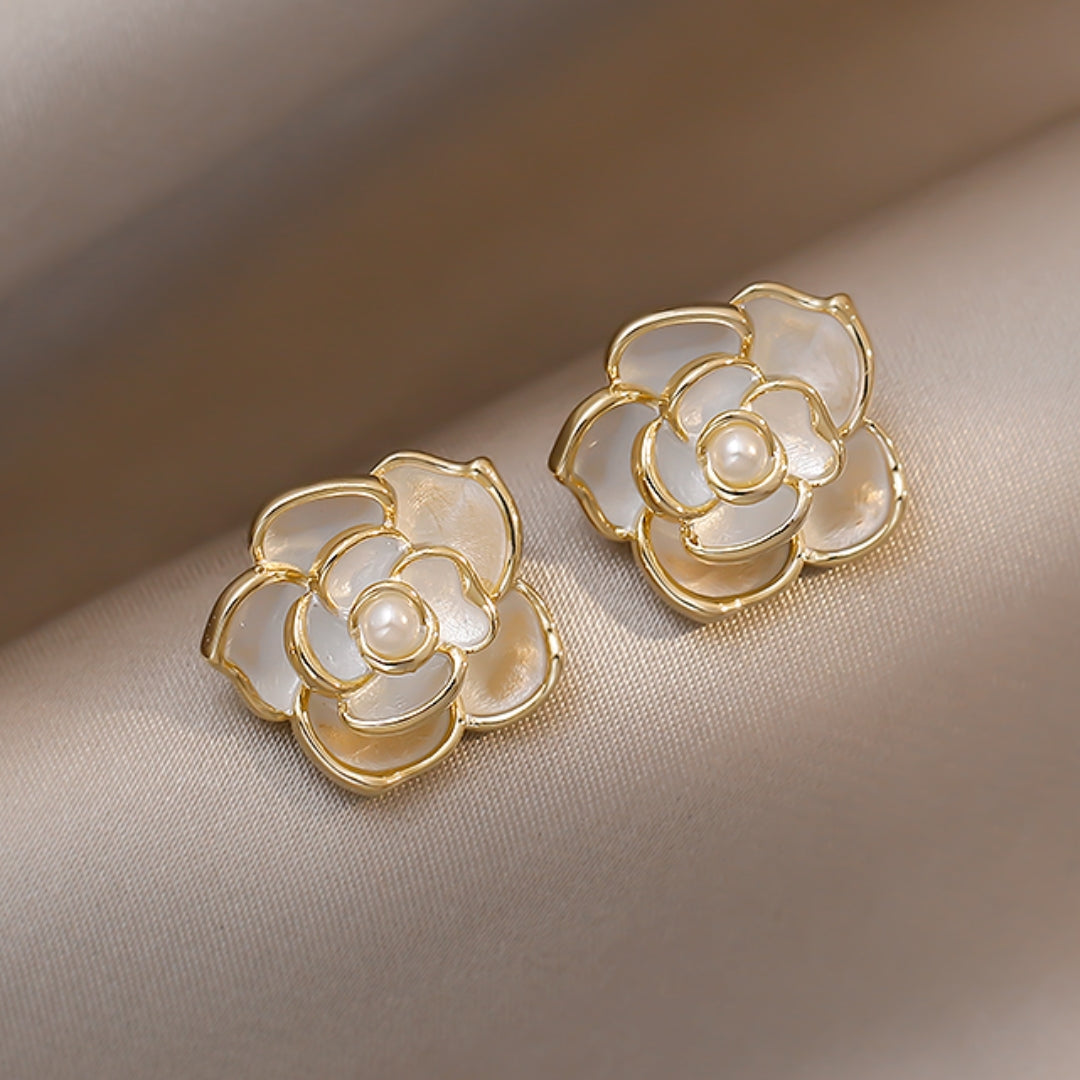 Caravanas Flor Blanca con Perlas Elegantes