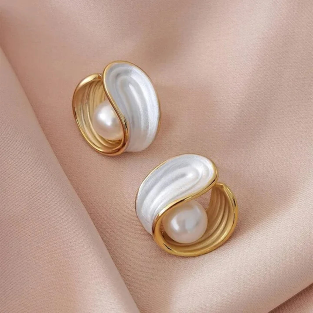 Caravanas Elegantes de Ópalo Blanco con Perla en Oro