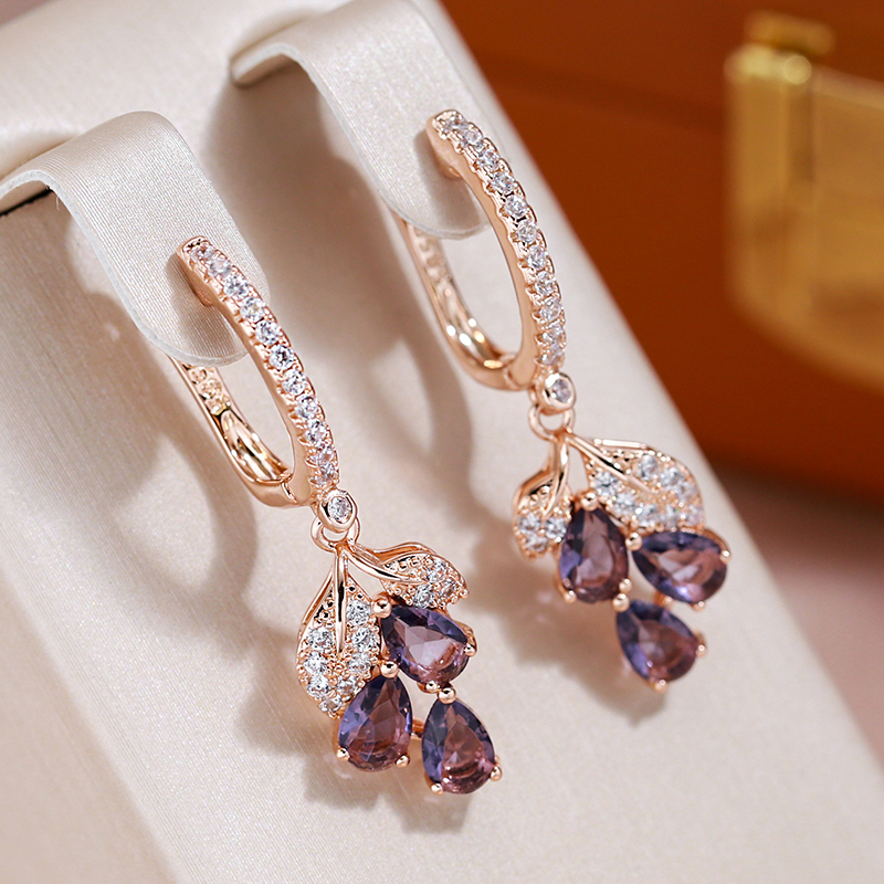 Caravanas Elegantes con Cristales Granates en Oro