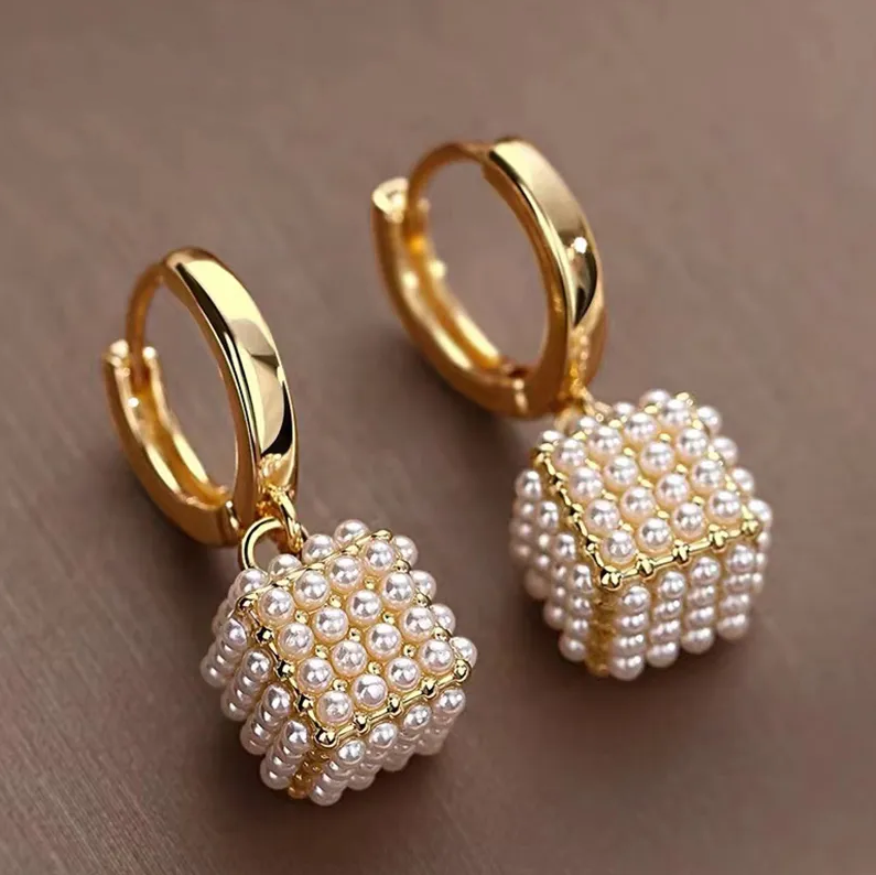 Elegantes Caravanas de Perlas Cúbicas
