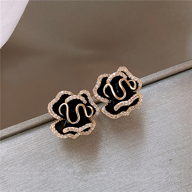 Elegantes Caravanas de Loto Negro en Oro