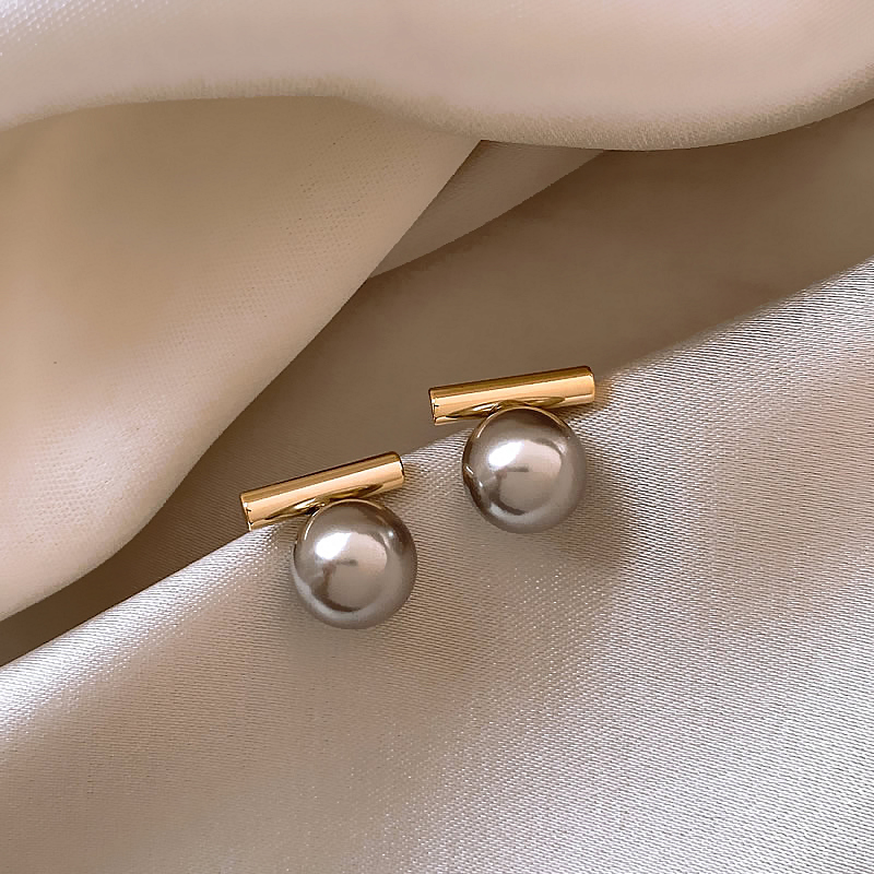 Elegantes Caravanas de Perlas Oscuras en Oro