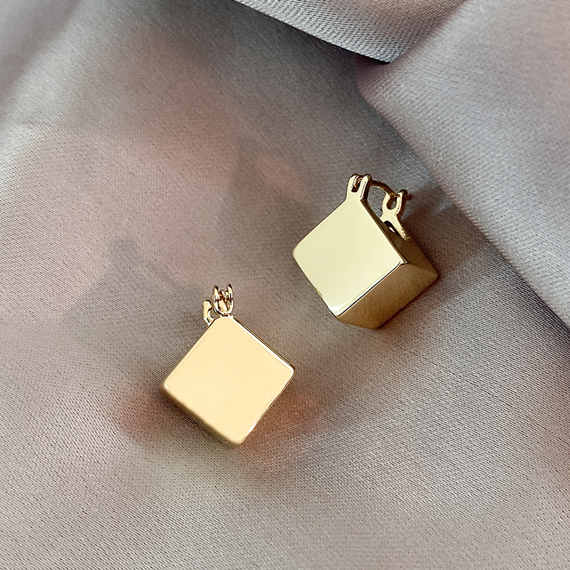 Elegantes Caravanas Cubo de Oro