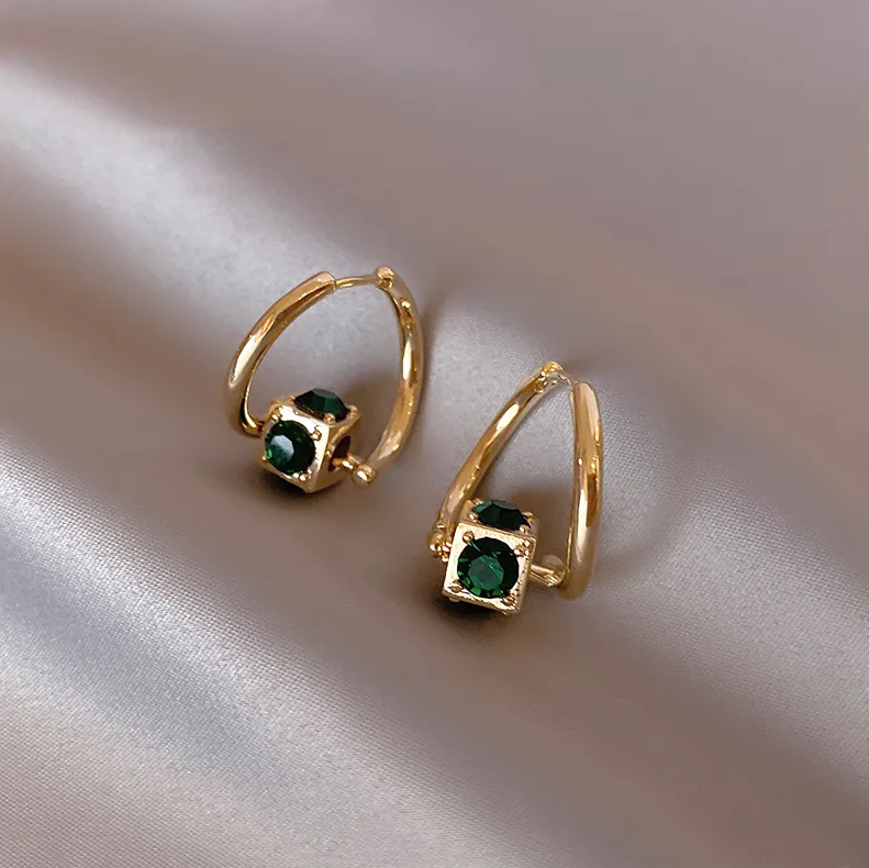 Elegantes Caravanas Verdes de Oro