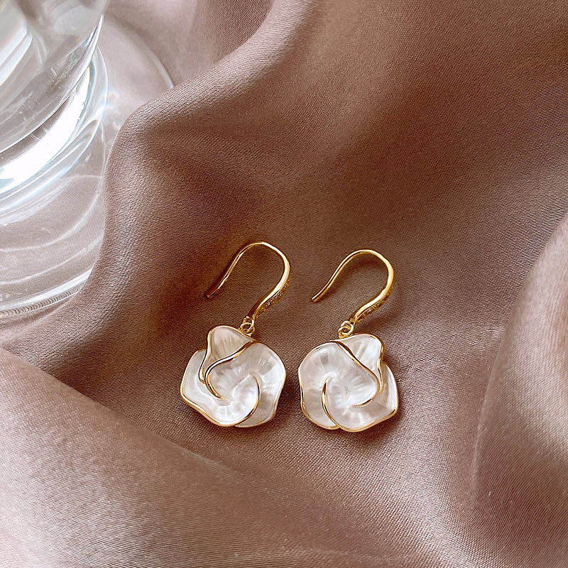 Elegantes Caravanas con Pétalos Blancos