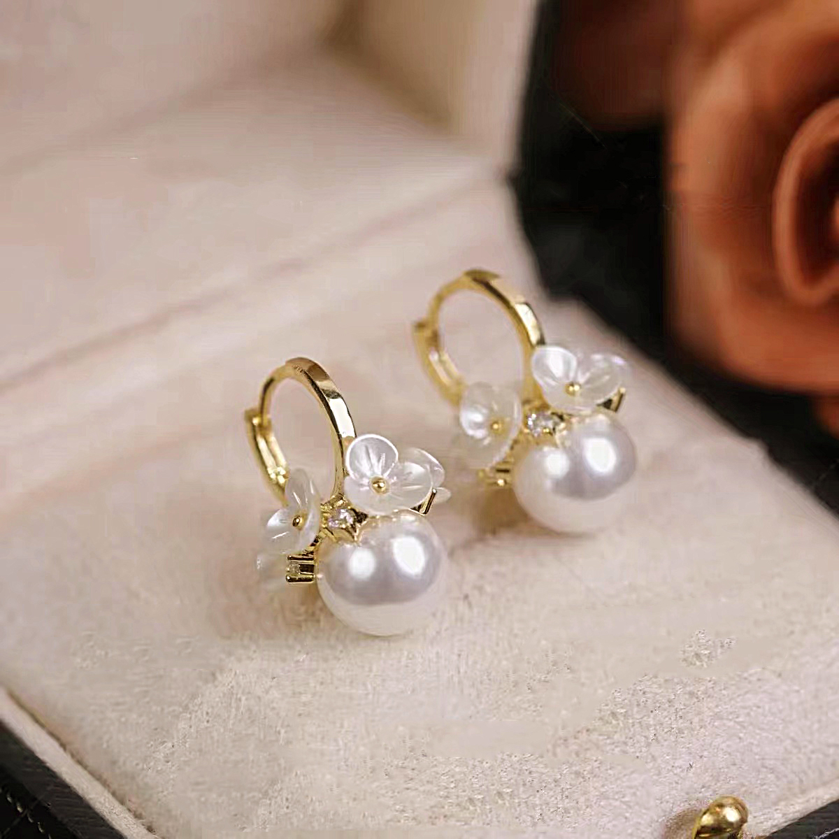 Elegantes Caravanas de Perlas con Flores