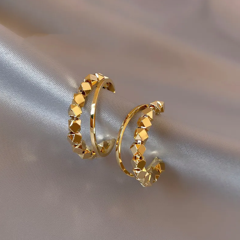 Elegantes Caravanas Cubo de Oro