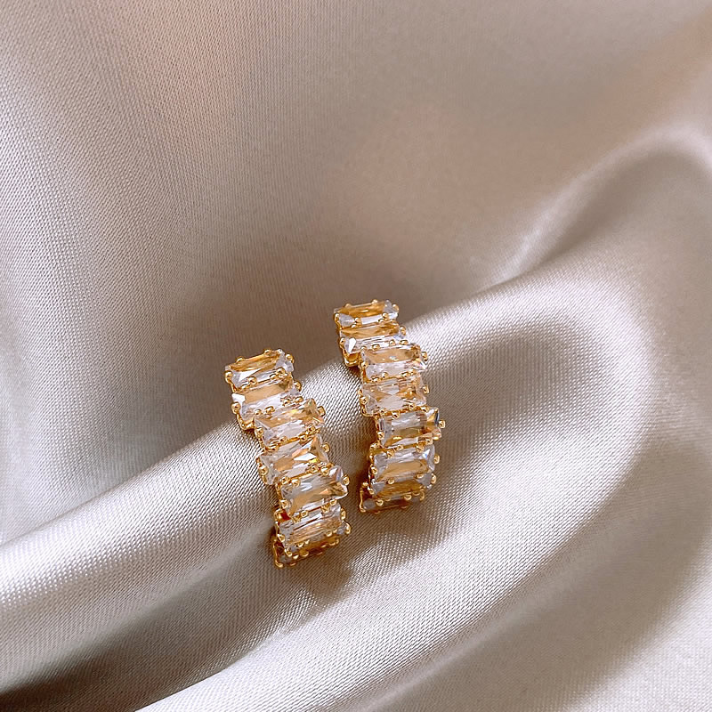 Elegantes Caravanas con Corteza de Circonio en Oro