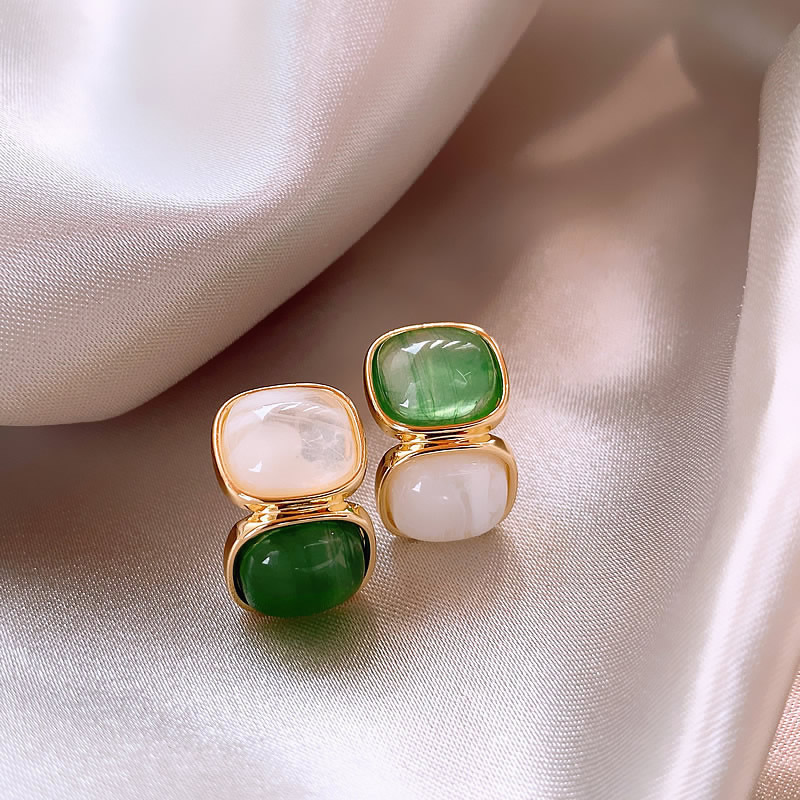 Elegantes Caravanas con Piedras Blancas y Verdes en Oro