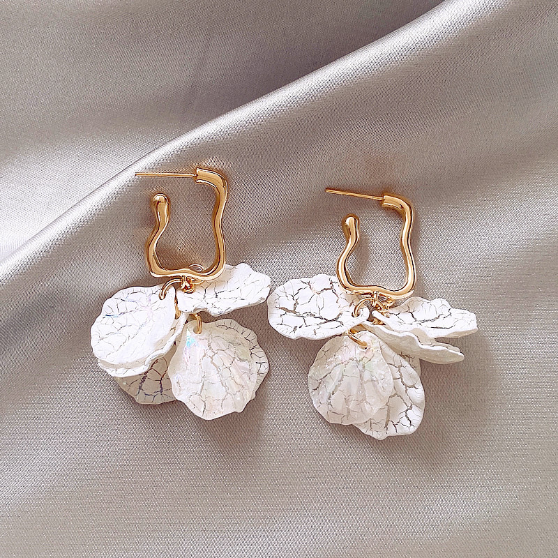 Elegantes Caravanas con Pétalos Blancos
