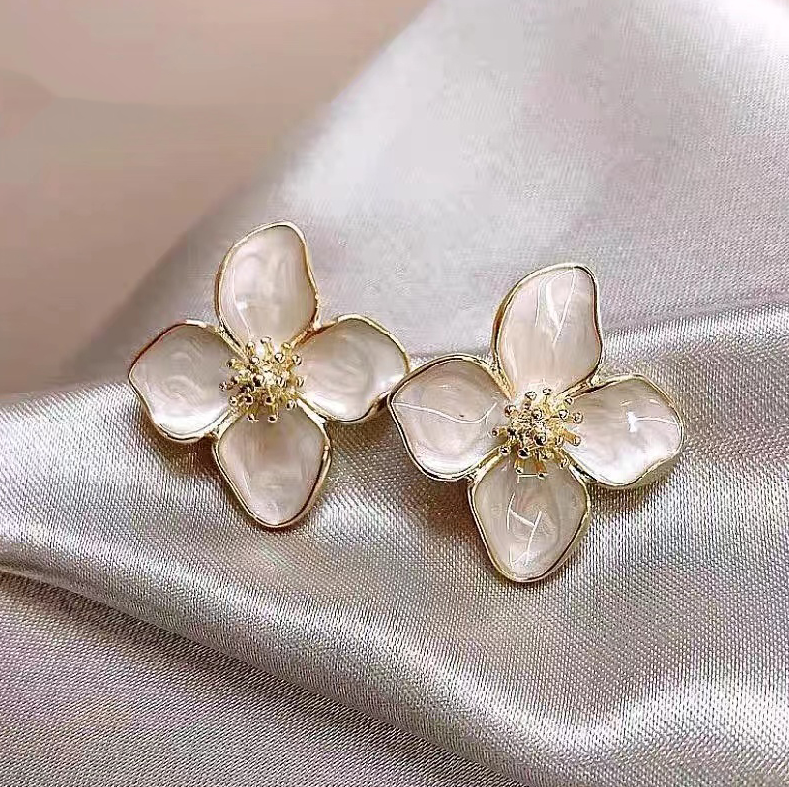 Caravanas Elegantes Pétalo Blanco en Oro
