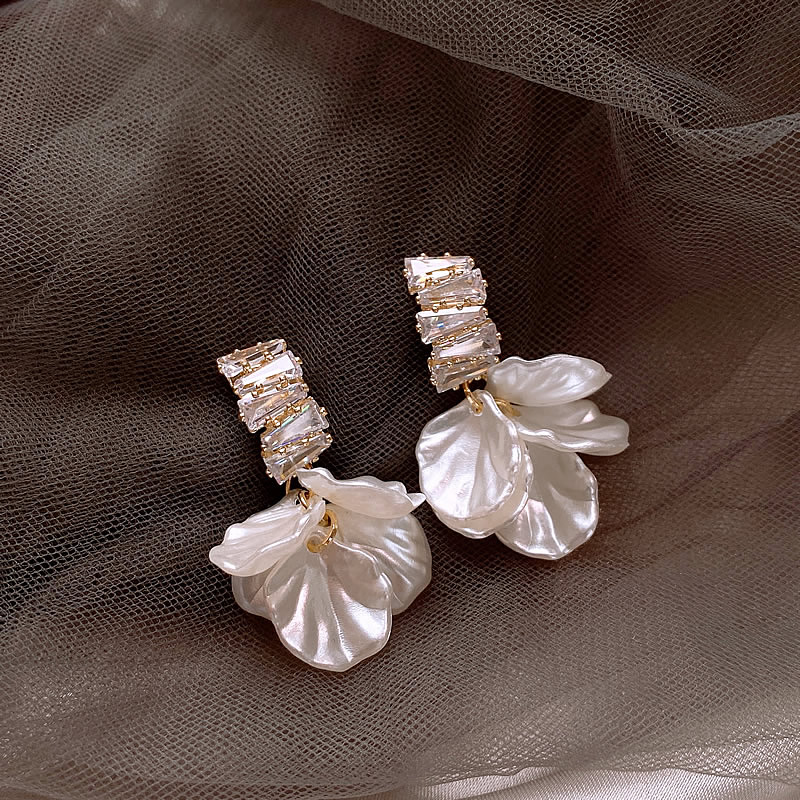 Caravanas Elegantes Petálos Blancos en Oro