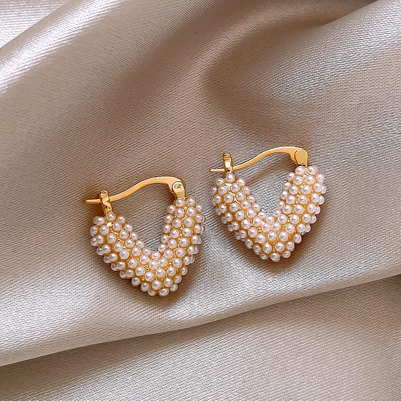 Elegantes Caravanas en Forma de Corazón con Perlas Incrustadas
