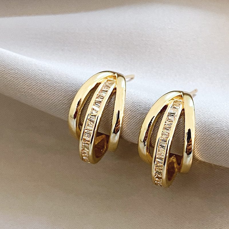 Elegantes Caravanas de Tres Aros Chapados en Oro