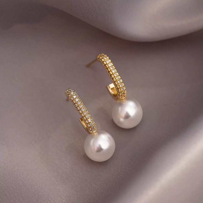 Elegantes Caravanas de Perlas Doradas Brillantes