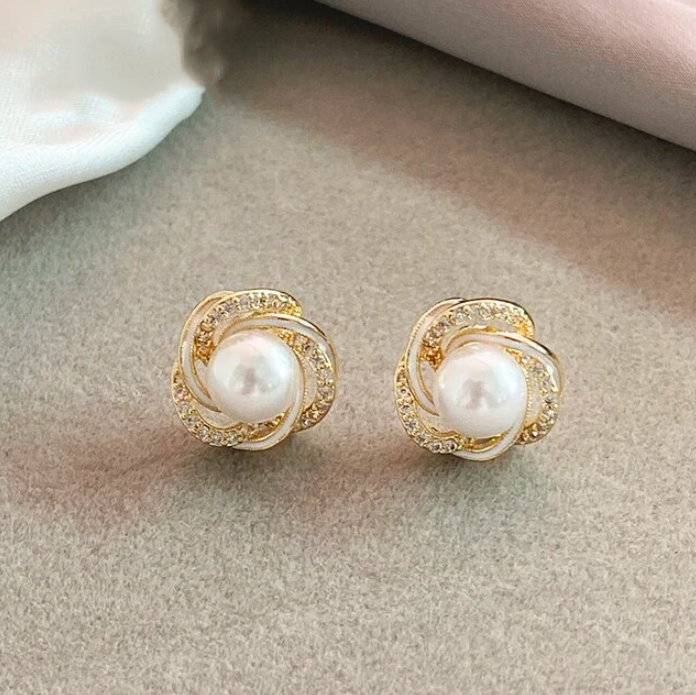 Elegantes Caravanas Espiral de Perlas con Circonitas Doradas