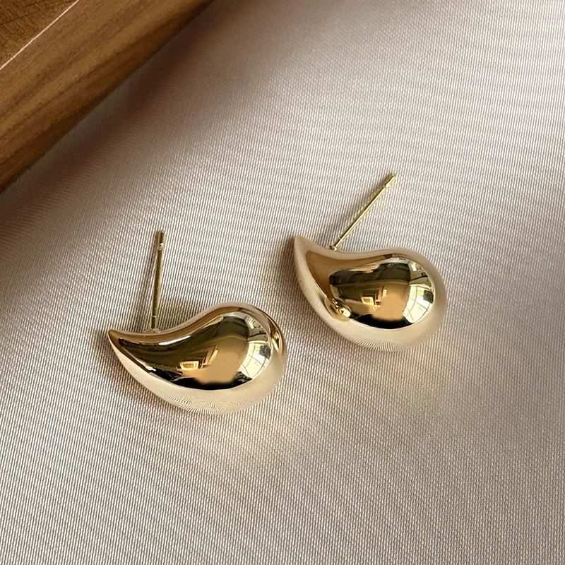 Elegantes Caravanas de Gota Dorados