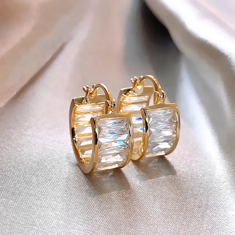 Elegantes Caravanas de Oro con Cristal Blanco