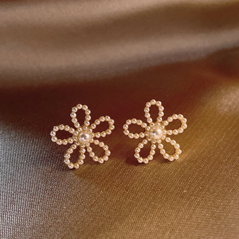 Elegantes Caravanas Flor de Perla