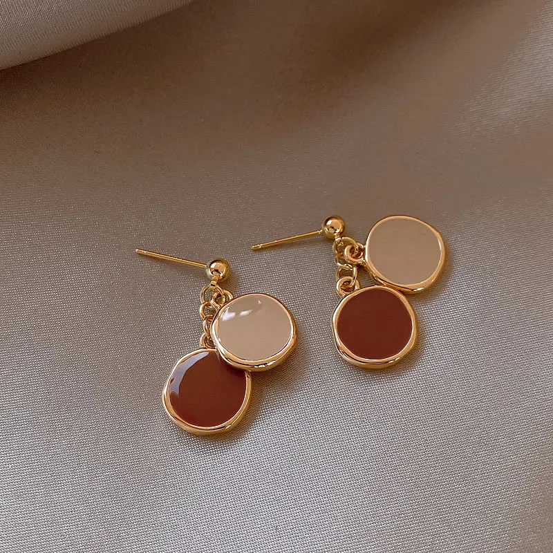 Elegantes Caravanas de Oro Rojo y Blanco