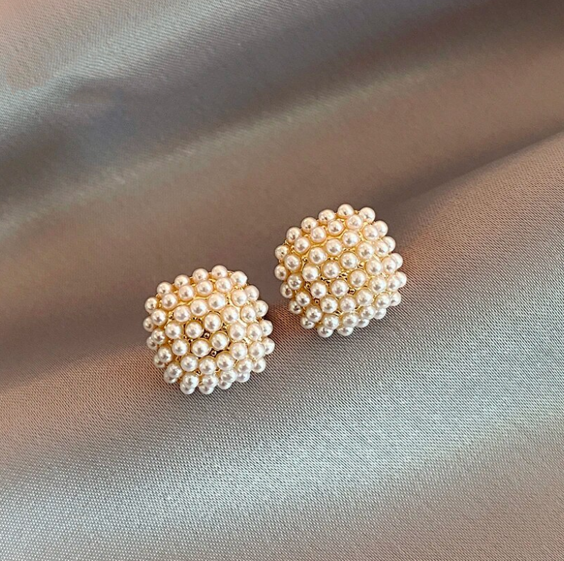 Elegantes Caravanas de Oro con Perlas Incrustadas