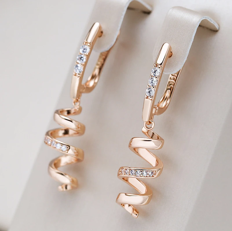 Elegantes Caravanas Espiral con Circonita en Oro