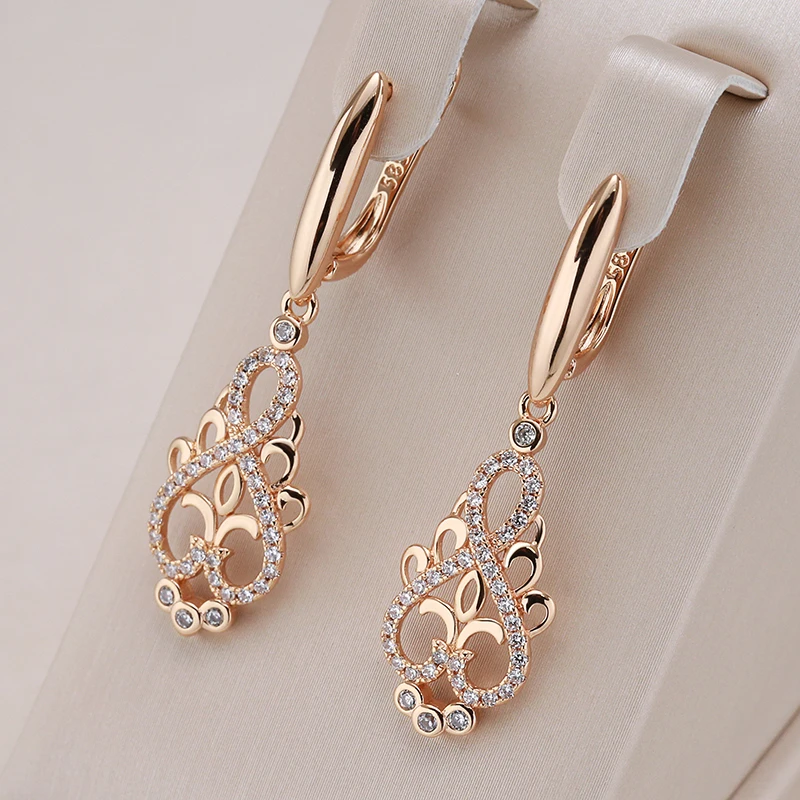 Elegantes Caravanas Elfo con Circonita en Oro