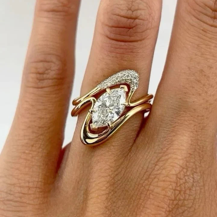 Anillo Ondulado con Cristal Brillante